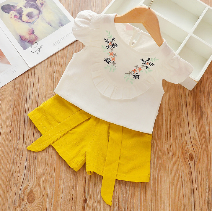 Summer girls' flying sleeve Flower pattern short sleeve shirt and shorts two piece set (yellow)