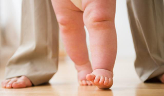 The best time for a baby to learn walk